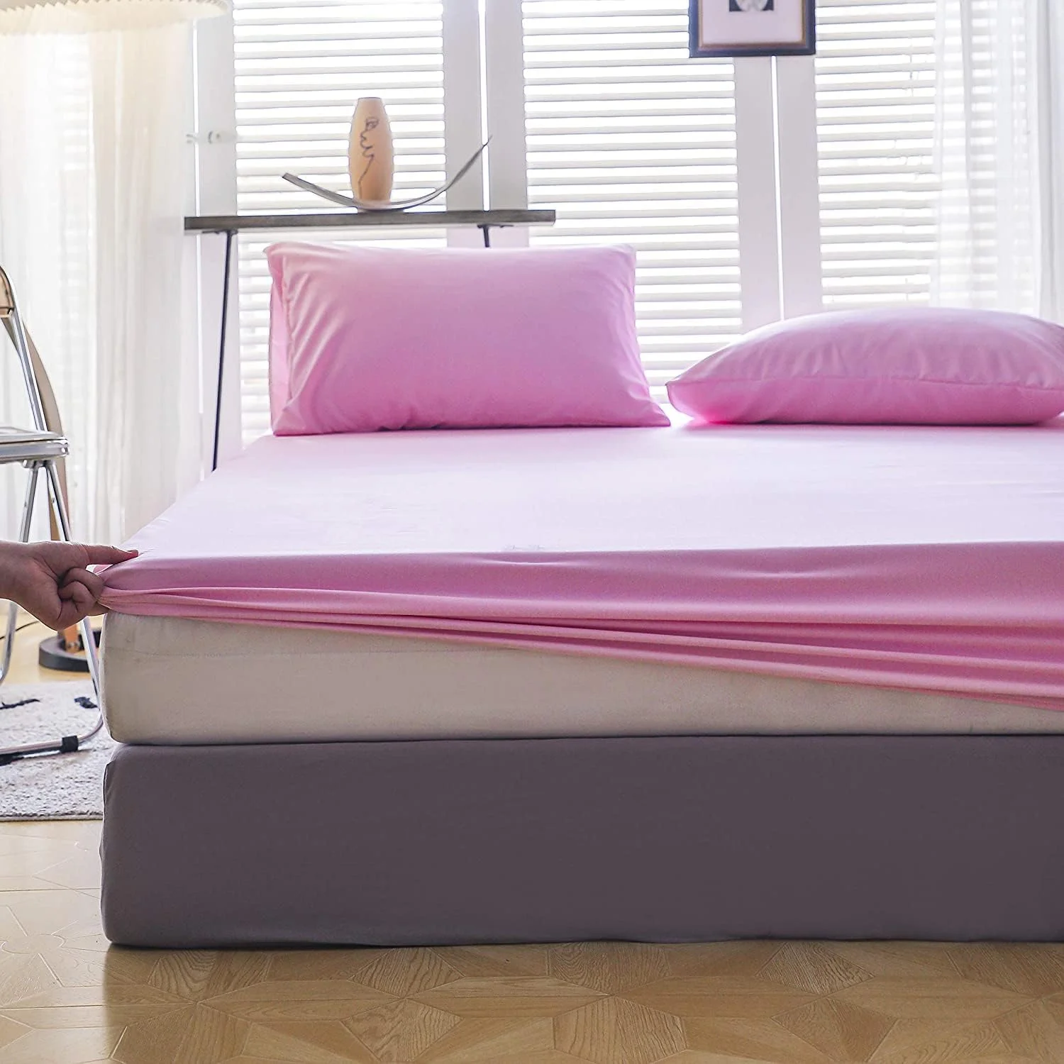 ست ملحفه کش دار سه تکه شامل 1 ملحفه کش دار 180X200 سانتی متر و 2 روبالشی 50X75 سانتی متر. ملحفه تخت خواب هتلی (صورتی) ست ملحفه کش دار سه تکه شامل 1 ملحفه کش دار 180X200 سانتی متر و 2 روبالشی 50X75 سانتی متر. ملحفه تخت خواب هتلی (صورتی)