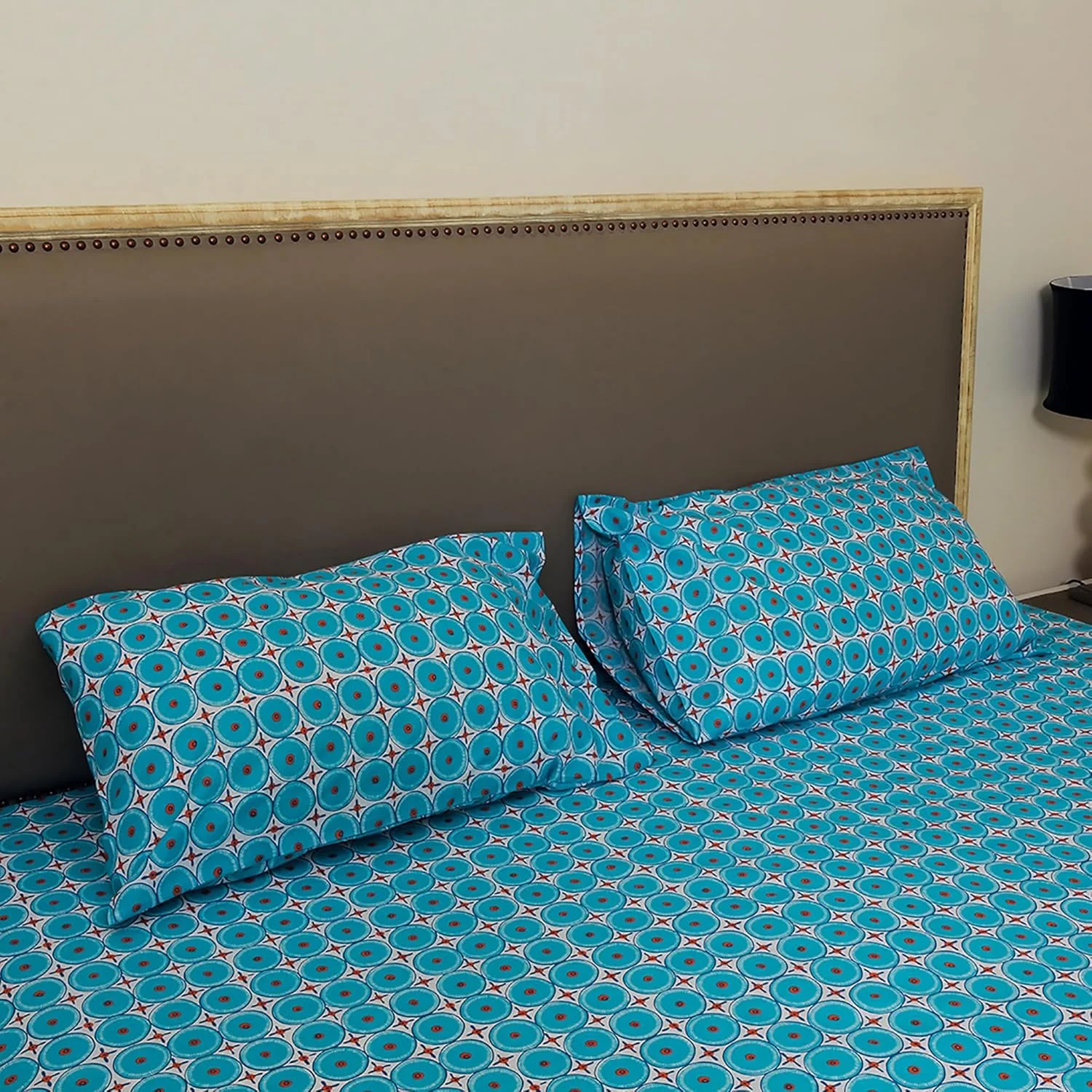 ست ملحفه طرح هندسی، آبی فیروزهای، سایز دو نفره با روبالشتیهای هماهنگ ست ملحفه طرح هندسی، آبی فیروزهای، سایز دو نفره با روبالشتیهای هماهنگ