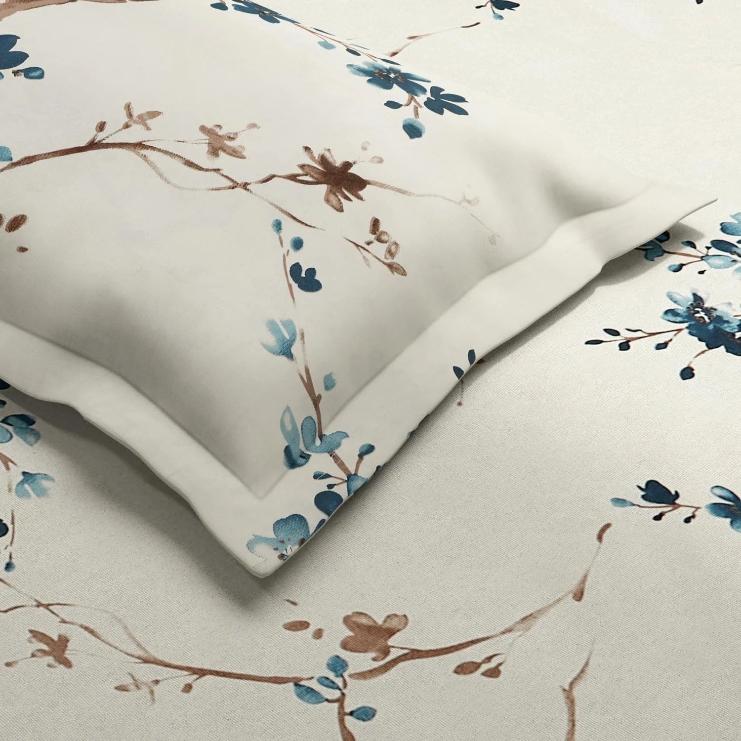 ملحفه تخت دو نفره نخی 100% طرح گلدار هاوس اند کیندر به همراه 2 روبالشتی، تراکم بافت 186 (آبی)