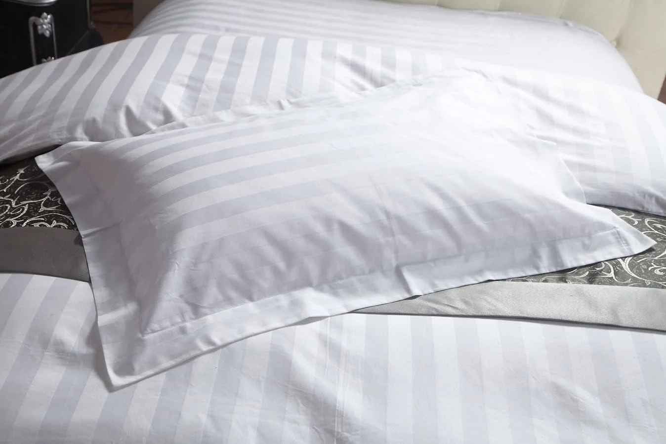 ست ملحفه سه تکه هتلی کینگ - بافت ساتن پنبه 100% با تراکم 600، دارای طرح راه راه 2.5 سانتی متری، ابعاد: 260 x 280 سانتی متر + 2 روبالشی (50 x 75 سانتی متر) - ملحفه خنک و تنفس پذیر ست ملحفه سه تکه هتلی کینگ - بافت ساتن پنبه 100% با تراکم 600، دارای طرح راه راه 2.5 سانتی متری، ابعاد: 260 x 280 سانتی متر + 2 روبالشی (50 x 75 سانتی متر) - ملحفه خنک و تنفس پذیر