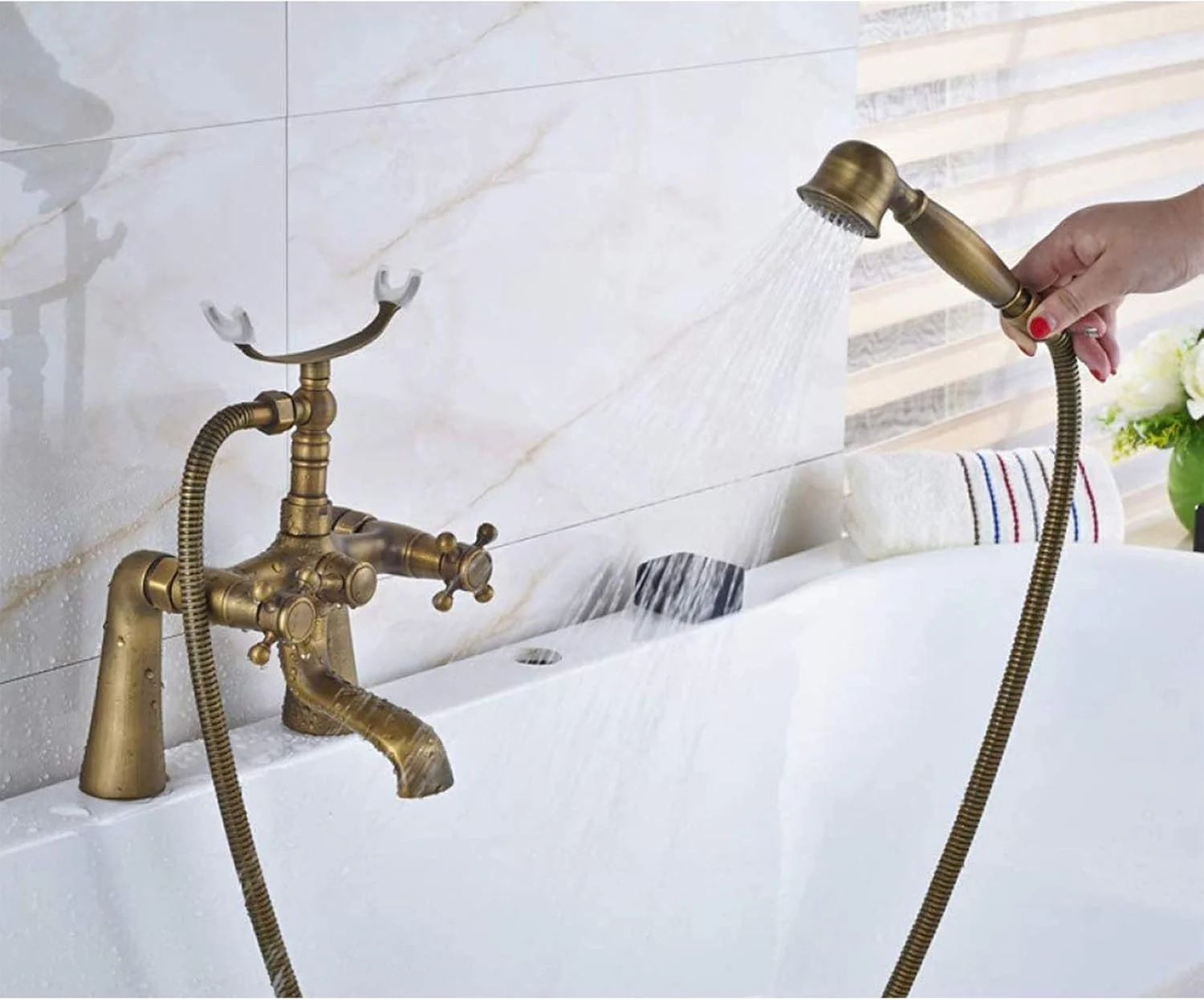 شیر حمام با دوش دستی، شیر حمام و دوش نصب شده روی عرشه، شیر حمام دو دسته، شیر مخلوط حمام برنجی عتیقه، برنج عتیقه