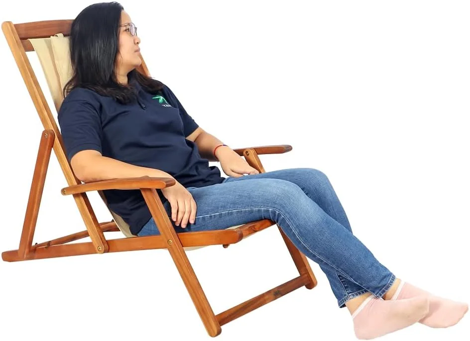صندلی آفتابگیر چوبی محکم از چوب اقاقیا، مقاوم در برابر آب و هوا، صندلی تکیه گاه قابل تنظیم برای استخر، ساحل، آفتاب گرفتن و استراحت.