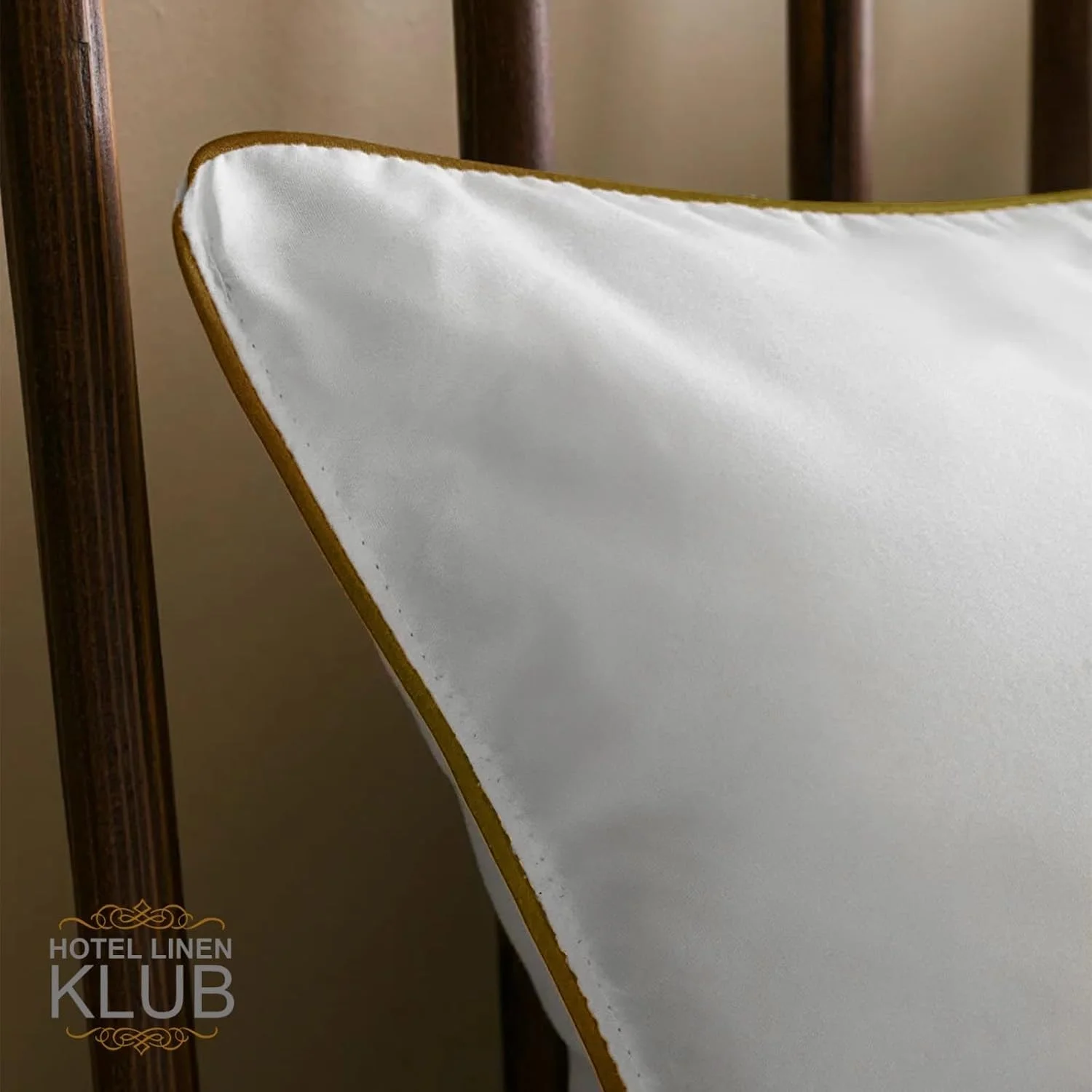 بالش لوکس هتل لینن کلاب 100% پنبه با نوار طلایی تک زیبا - سایز استاندارد (50 x 75 سانتی متر) به رنگ سفید کلاسیک، ارائه دهنده راحتی و استایل استثنایی برای تجربه خوابی آرام