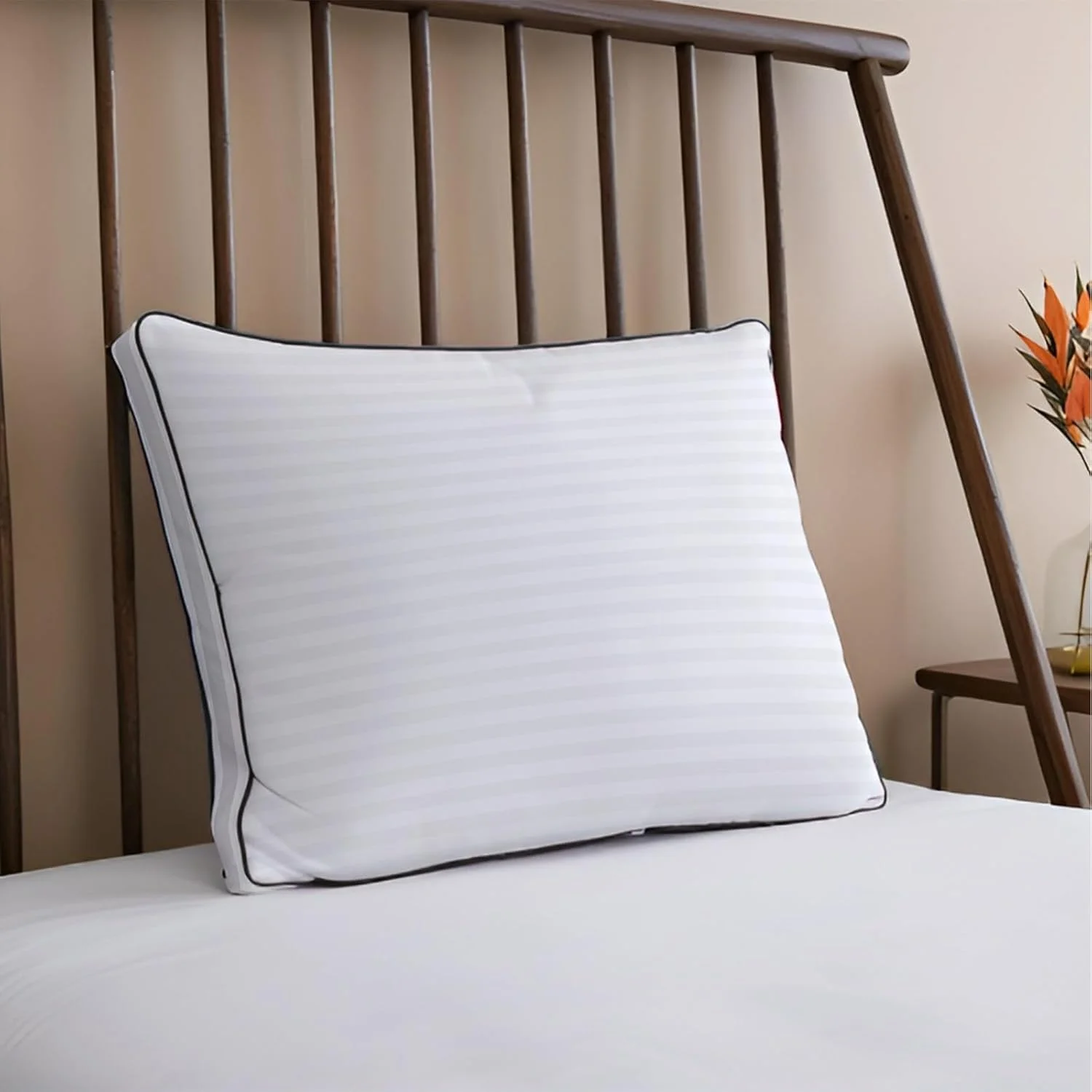 بالش هتلی کلوپ لینن میکروفایبر 85 GSM با راه راه 1 سانتی متری | سایز کینگ (50 در 90 سانتی متر) با دوخت دوبل | 1600 گرم الیاف نرم برای راحتی بی نظیر | طراحی سفید شیک