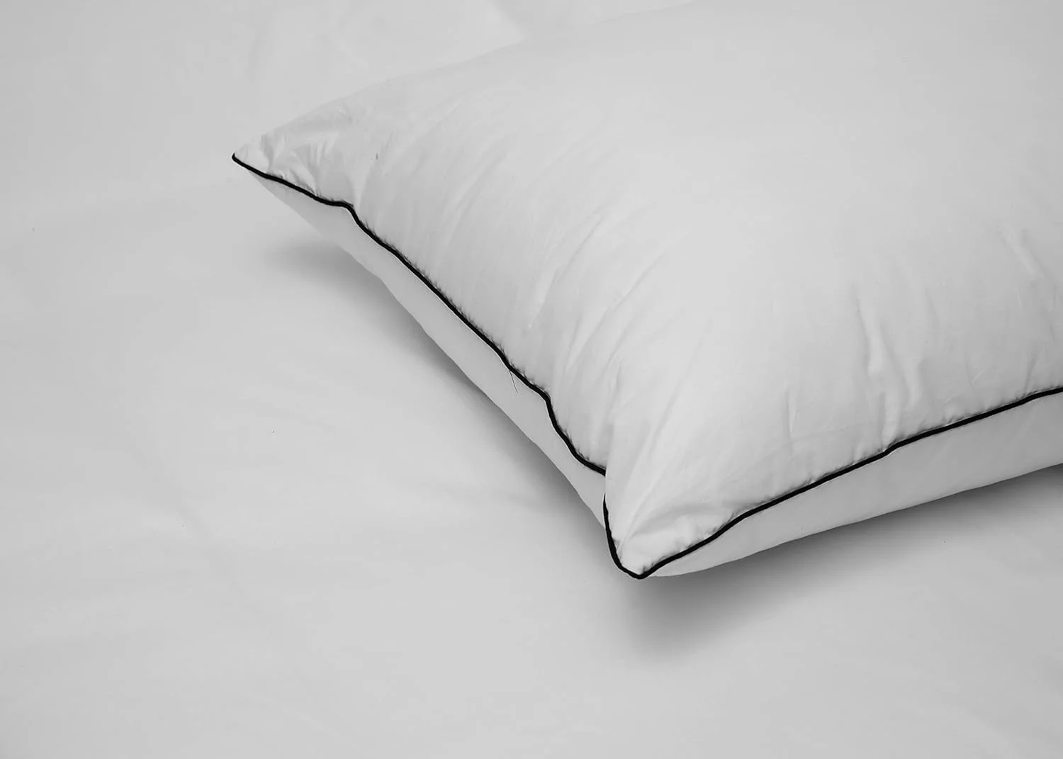 بالش هتل لاینن کلاب - ساخته شده از پارچه میکروفایبر فوق العاده نرم با یک نوار برای ظاهری بادوام و شیک، 900 گرم الیاف میکروفایبر برای راحتی و پشتیبانی بیشتر، اندازه: 50 × 75 سانتی متر