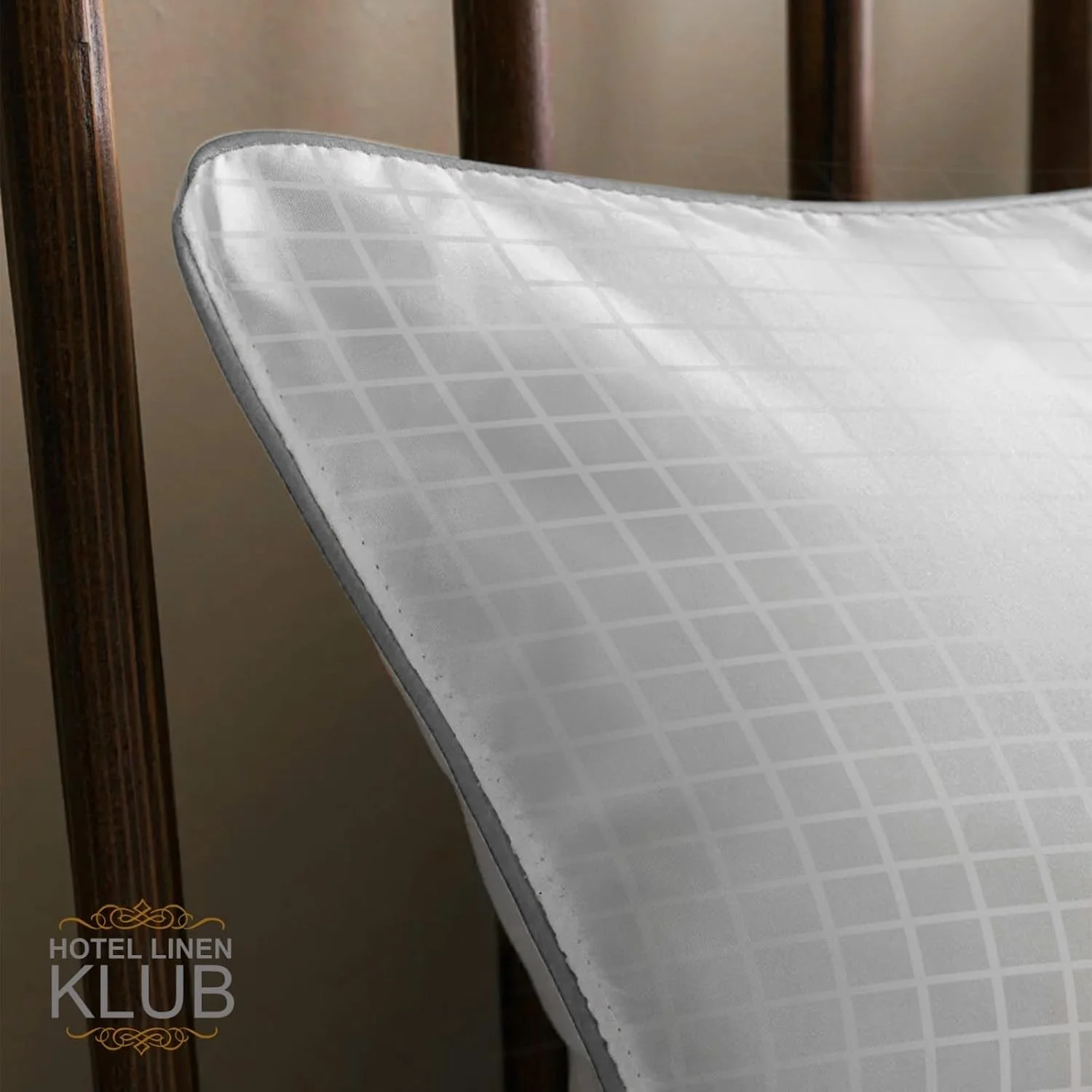 بالش پنبه ساتن 250TC هتل لینن کلاب با نوار دوزی تکی - سایز: 50 در 75 سانتی متر، سفید لوکس، پر شده با میکروفایبر نرم برای راحتی مطلوب، پشتیبانی عالی برای گردن، کمر و افرادی که به پهلو می خوابند بالش پنبه ساتن 250TC هتل لینن کلاب با نوار دوزی تکی - سایز: 50 در 75 سانتی متر، سفید لوکس، پر شده با میکروفایبر نرم برای راحتی مطلوب، پشتیبانی عالی برای گردن، کمر و افرادی که به پهلو می خوابند