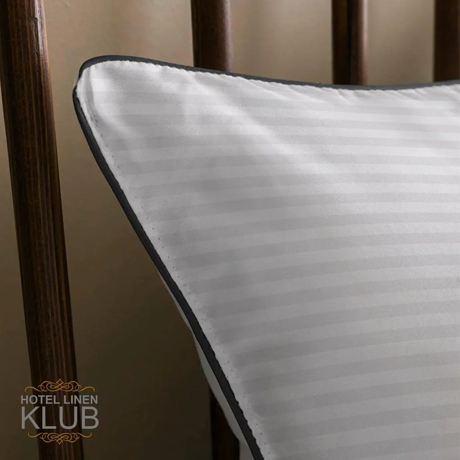 بالش هتلی Linen Klub - ساخته شده از پارچه میکروفایبر راه راه با یک نوار برای ظاهری بادوام و شیک، 900 گرم الیاف میکروفایبر نرم برای راحتی و پشتیبانی بیشتر، اندازه: 50 x 75 سانتی متر