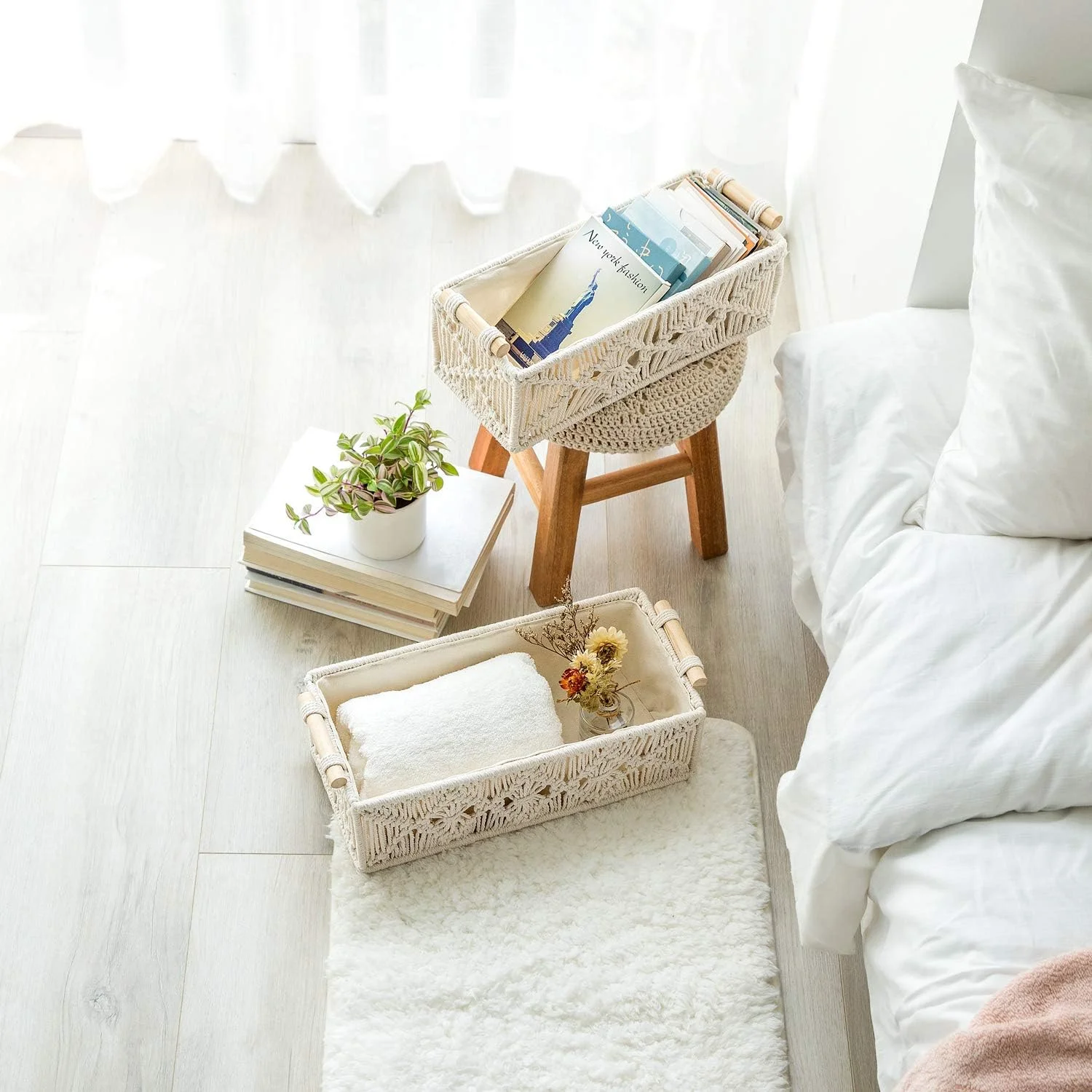 سبدهای بافت مکرومه Mkono، جعبه تزئینی دکوراسیون بوهو، بافته شده دستی، سازمان دهنده کابینت قفسه مخزن توالت رومیزی تزئینی برای اتاق خواب، اتاق نشیمن، خانه، ست 2 عددی، عاجی