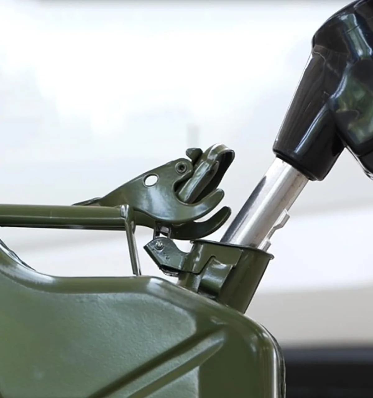 ظرف سوخت فلزی 20 لیتری اتوجک، مناسب برای نگهداری گازوئیل، روغن، آب و غیره