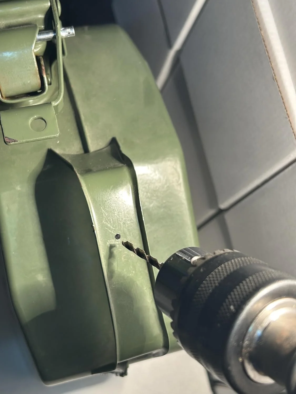 نگهدارنده نازل خروجی برای گالن سوخت، نصب شده روی دسته، 2 عدد