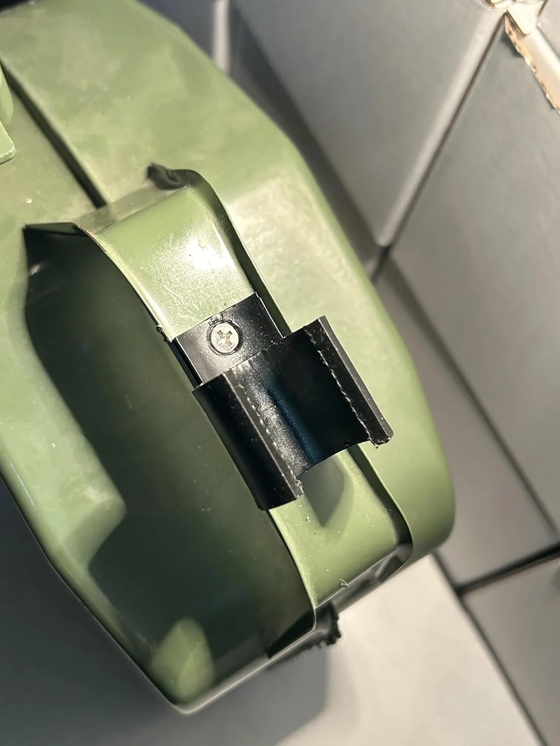 نگهدارنده دهانه فلزی - نگهدارنده دهانه جهانی برای ظروف 5 تا 20 لیتری، پلاستیک مقاوم در برابر سوخت، شامل پیچ و بافرهای لاستیکی، مشکی - 5 لیتری 2 عدد