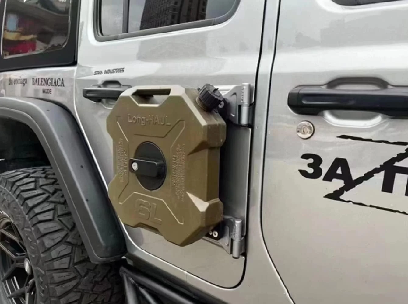 ظرف بنزین 6 لیتری SXMA با کلیدهای قفل، براکت درب جانبی، مخزن بنزین قابل حمل، مخازن ذخیره سازی نفت و بنزین، مخازن بنزین پشتیبان اضطراری یدکی، پایه برای جیپ رنگلر - خاکستری