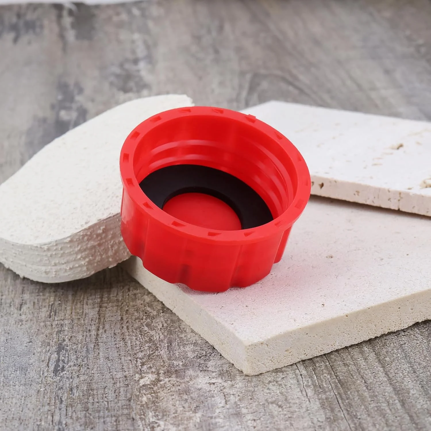 بسته 4 عددی درب گالن بنزین 5 گالنی، درب جایگزین با رزوه درشت، سازگار با گالن های 5 گالنی با دهانه 1.75 تا 1.81 اینچ، ساخته شده از پلاستیک و فلز، قرمز