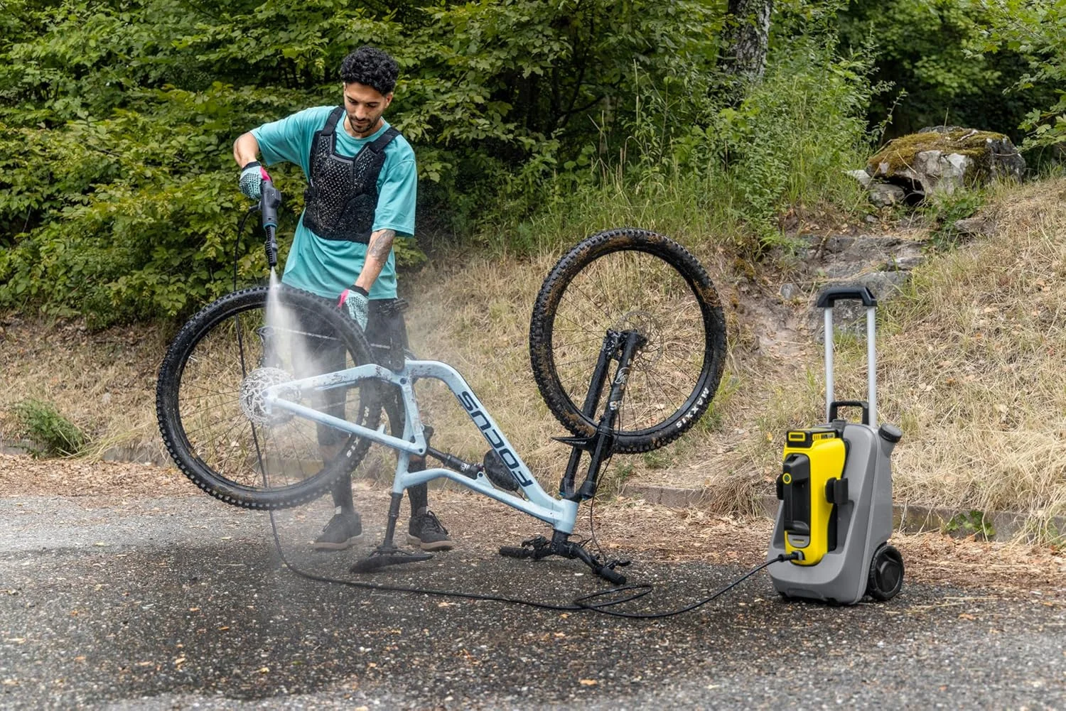 کارواش سیار کارچر OC 6-18 Premium – دستگاه تمیز کننده قابل حمل بی سیم با مخزن آب یکپارچه برای دوچرخه، کمپینگ و باغ کارواش سیار کارچر OC 6-18 Premium – دستگاه تمیز کننده قابل حمل بی سیم با مخزن آب یکپارچه برای دوچرخه، کمپینگ و باغ