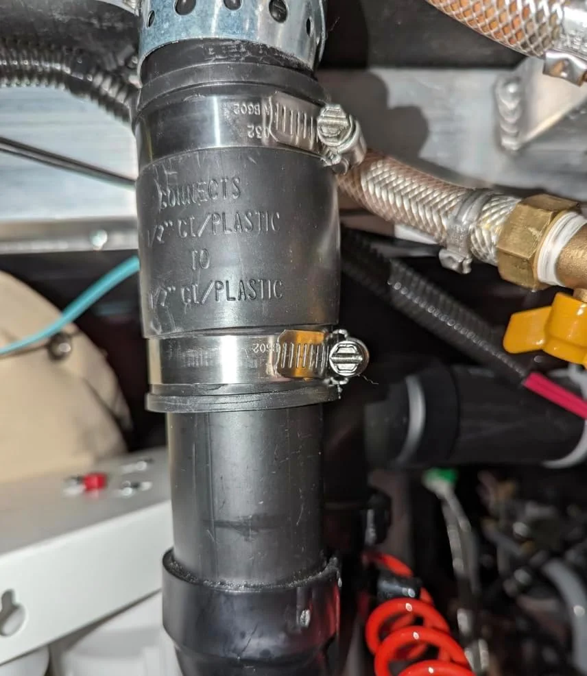 اتصال لوله انعطاف پذیر Rocky Mountain Goods سایز 1-1/2 اینچ - مناسب برای تخلیه سینک، وان حمام، لوله های دنباله و سیفون - اتصال لاستیکی بدون هاب با بست های استیل ضد زنگ - سازگار با PVC، چدن و فولاد