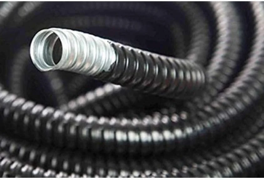 لوله خرطومی فولادی گالوانیزه با روکش پی وی سی یو ول مشکی برای محافظت از کابل و سیم در تونل ها و بیمارستان ها 10X10X10 سانتی متر لوله خرطومی با روکش پی وی سی