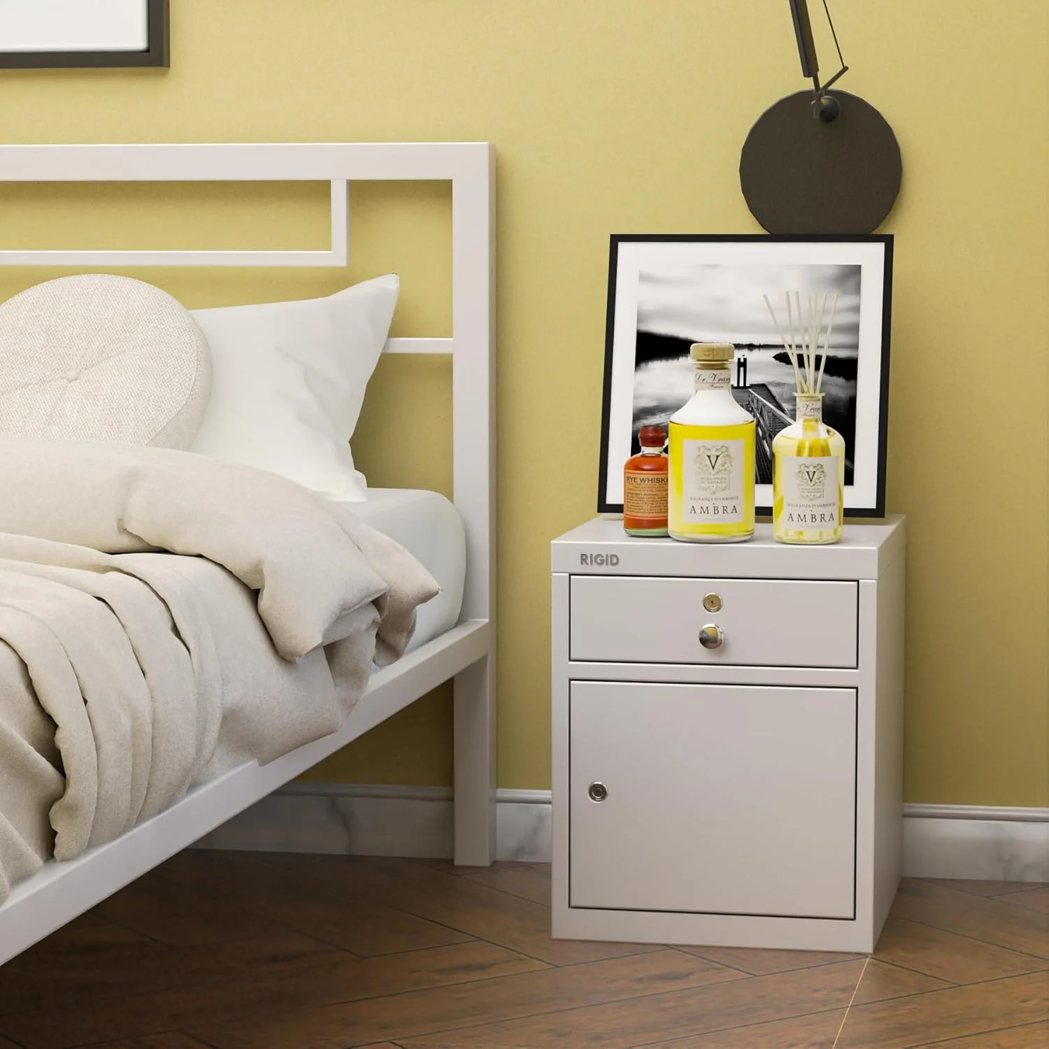 کابینت کنار تختی محکم | کابینت واحد ذخیره سازی کنار تخت خواب با کشو و درب چرخشی | میز کنار تختی قفل دار برای اتاق نشیمن مهمان خانه و دفتر کار (سفید، 45D x 40W x 50H سانتی متر) مونتاژ شده کابینت کنار تختی محکم | کابینت واحد ذخیره سازی کنار تخت خواب با کشو و درب چرخشی | میز کنار تختی قفل دار برای اتاق نشیمن مهمان خانه و دفتر کار (سفید، 45D x 40W x 50H سانتی متر) مونتاژ شده