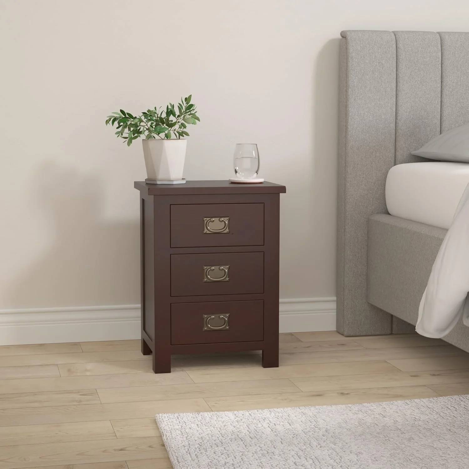 میز کنار تختی بلوطی با ۳ کشو، کابینت رنگ گردویی NC، قسمت داخلی بلوطی، عرض: ۴۲، عمق: ۳۲، ارتفاع: ۵۶ سانتی متر میز کنار تختی بلوطی با ۳ کشو، کابینت رنگ گردویی NC، قسمت داخلی بلوطی، عرض: ۴۲، عمق: ۳۲، ارتفاع: ۵۶ سانتی متر