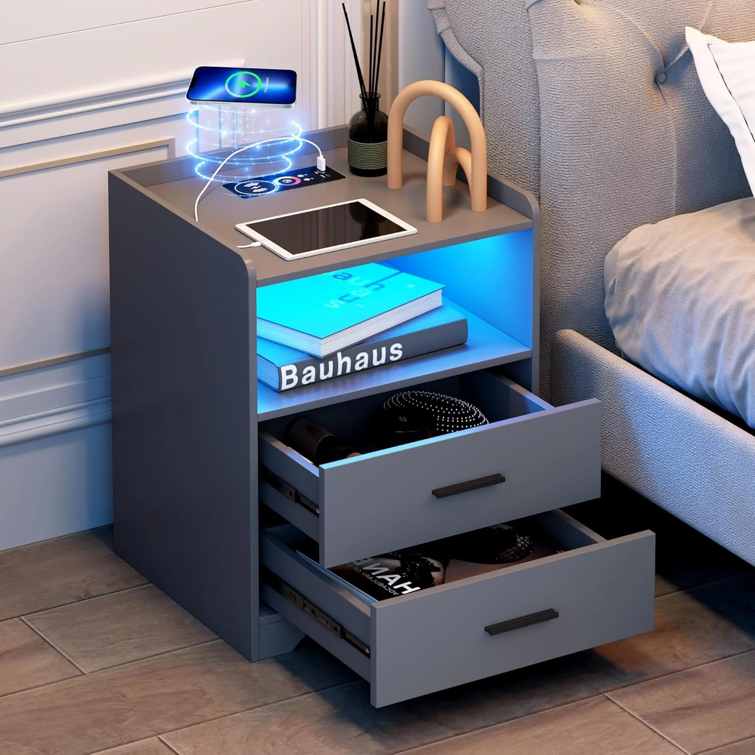 میز کنار تختی خاکستری با شارژ بی‌سیم، میز کنار تخت با کشو، میز کنار تختی هوشمند با چراغ‌های ال‌ای‌دی RGB با ۲۴ رنگ، میز کنار تختی ال‌ای‌دی مدرن برای اتاق خواب