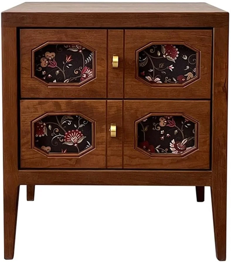 میز کنار تختی عتیقه با کشوهای تزئینی و کمد چوبی کوتاه برای نگهداری وسایل اتاق خواب میز کنار تختی عتیقه با کشوهای تزئینی و کمد چوبی کوتاه برای نگهداری وسایل اتاق خواب