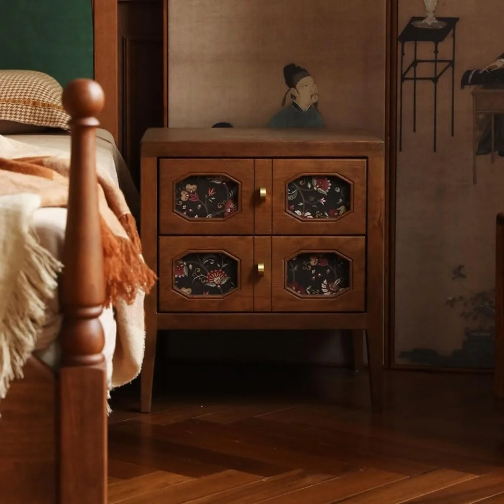 میز کنار تختی عتیقه با کشوهای تزئینی و کمد چوبی کوتاه برای نگهداری وسایل اتاق خواب میز کنار تختی عتیقه با کشوهای تزئینی و کمد چوبی کوتاه برای نگهداری وسایل اتاق خواب