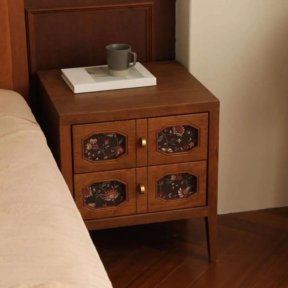 میز کنار تختی عتیقه با کشوهای تزئینی و کمد چوبی کوتاه برای نگهداری وسایل اتاق خواب میز کنار تختی عتیقه با کشوهای تزئینی و کمد چوبی کوتاه برای نگهداری وسایل اتاق خواب