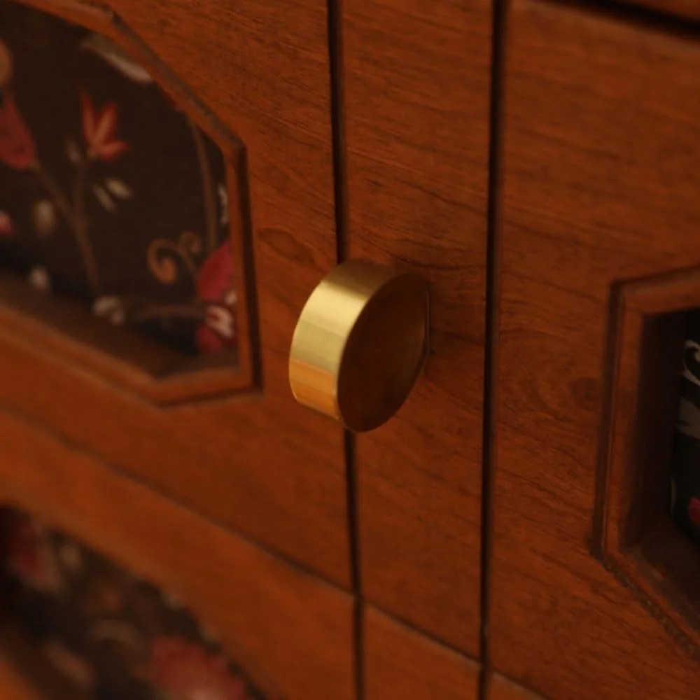 میز کنار تختی با کشوهای تزئینی و کابینت چوبی کوتاه برای نگهداری وسایل اتاق خواب