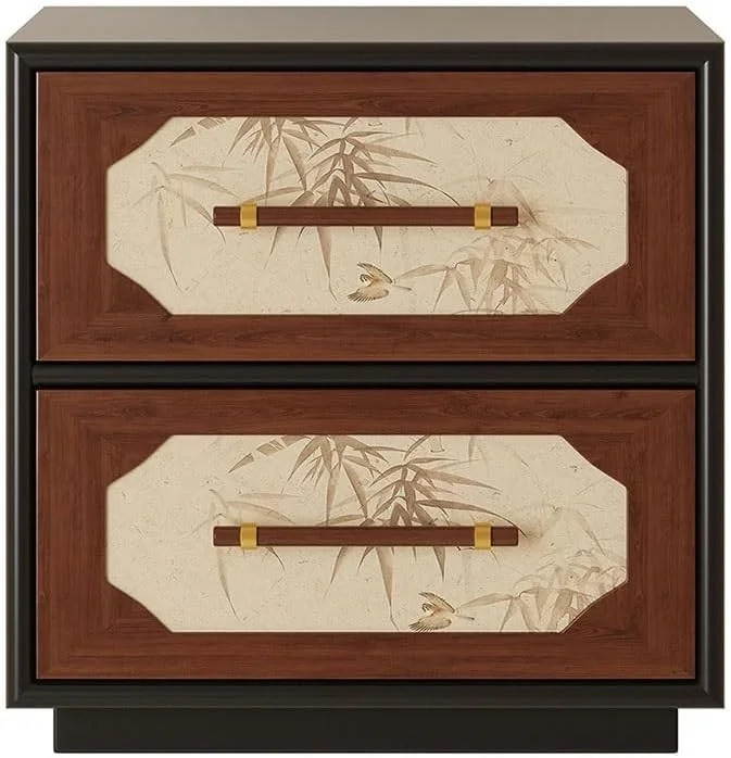 میز کنار تختی چوبی با طراحی قدیمی و دارای دو کشو با نقوش گل‌دار