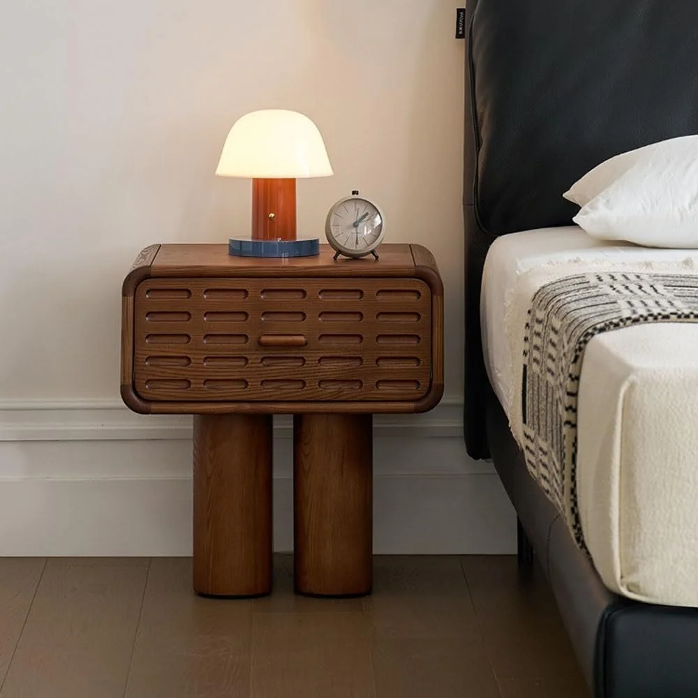 میز کنار تختی با طراحی هندسی دایره ای قدیمی، دارای کشو و پایه های عمودی تخت ضخیم میز کنار تختی با طراحی هندسی دایره ای قدیمی، دارای کشو و پایه های عمودی تخت ضخیم