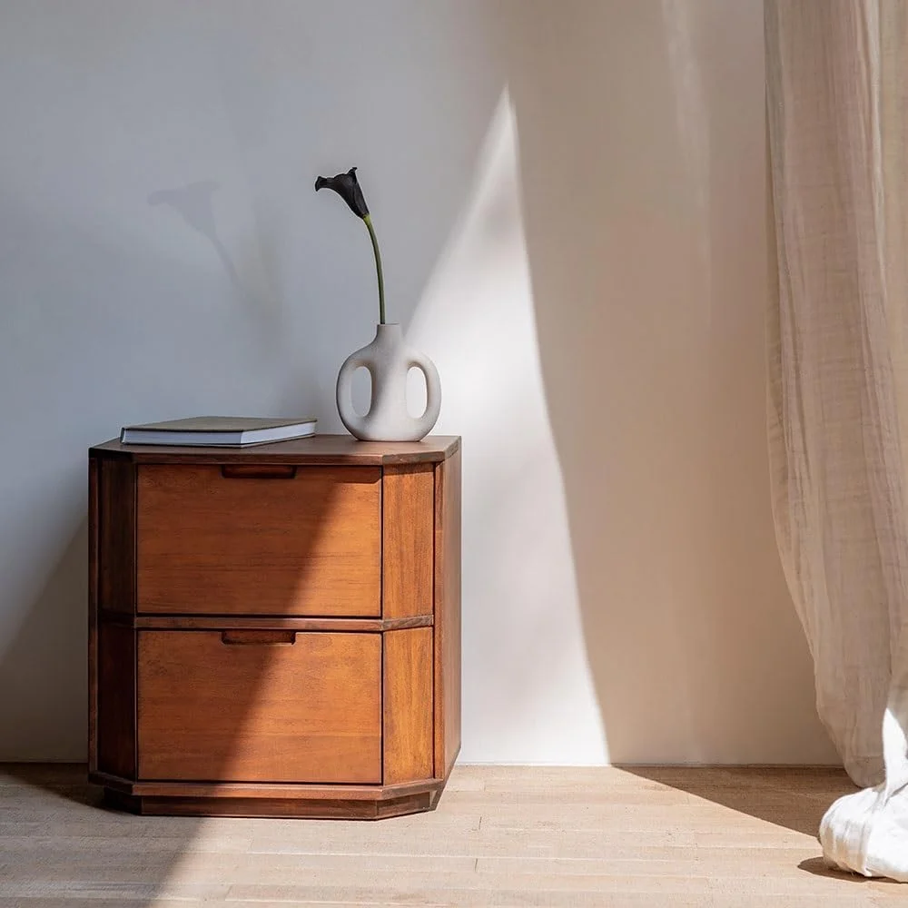 میز عسلی چوبی چند وجهی با طرح قدیمی، کمد کوچک کنار تخت با کشو