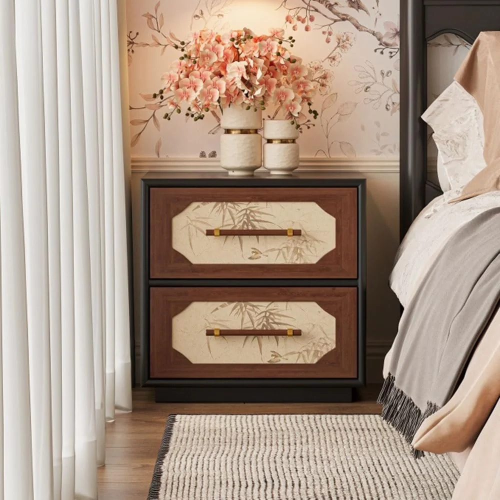 میز کنار تختی چوبی با طراحی قدیمی و دارای دو کشو با نقوش گلدار میز کنار تختی چوبی با طراحی قدیمی و دارای دو کشو با نقوش گلدار