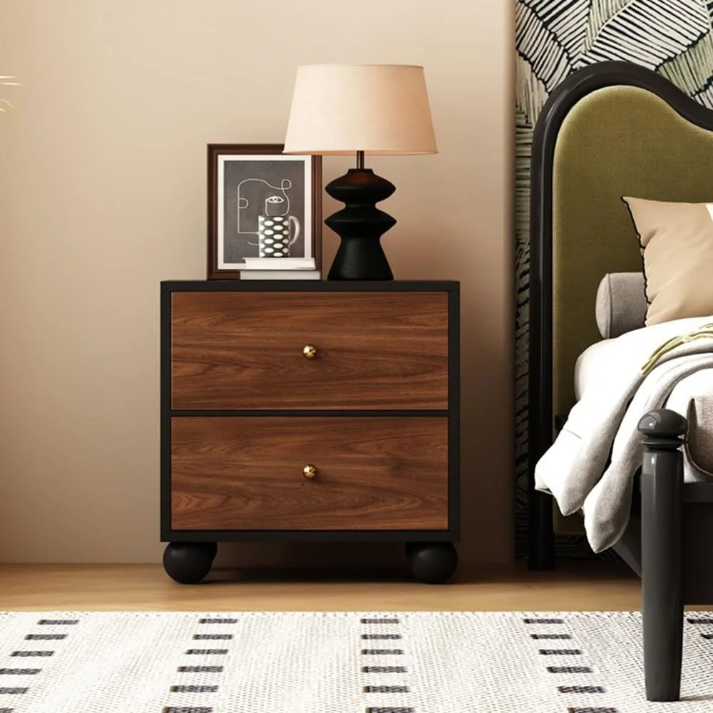 میز کنار تختی با طراحی مدرن و ساده به همراه کمد برای اتاق خواب و میز چوبی دارای کشو