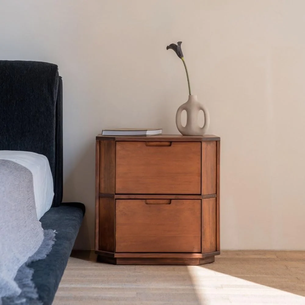 میز عسلی چوبی چند وجهی با طرح قدیمی، کمد کوچک کنار تخت با کشو