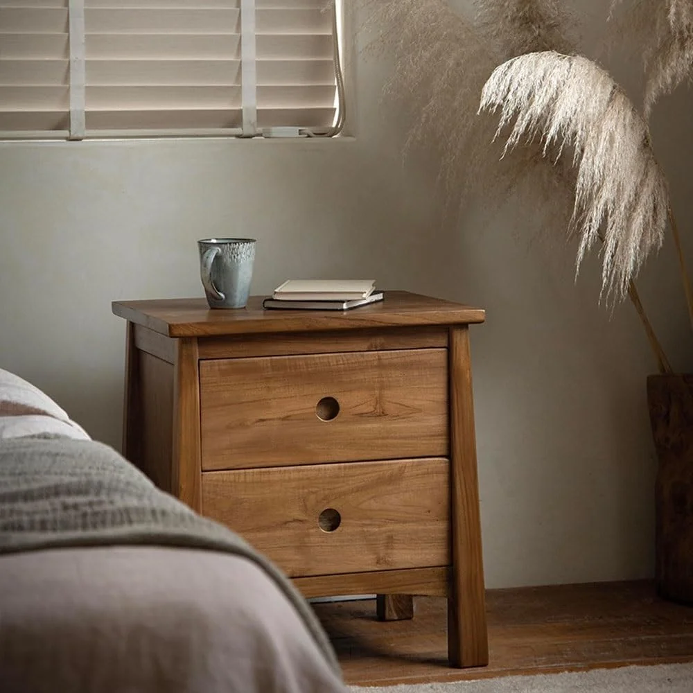 میز کنار تختی چوبی ساده برای اتاق خواب، مناسب استفاده خانگی، دارای کشو و قابل استفاده کنار تخت و مبل اتاق نشیمن میز کنار تختی چوبی ساده برای اتاق خواب، مناسب استفاده خانگی، دارای کشو و قابل استفاده کنار تخت و مبل اتاق نشیمن