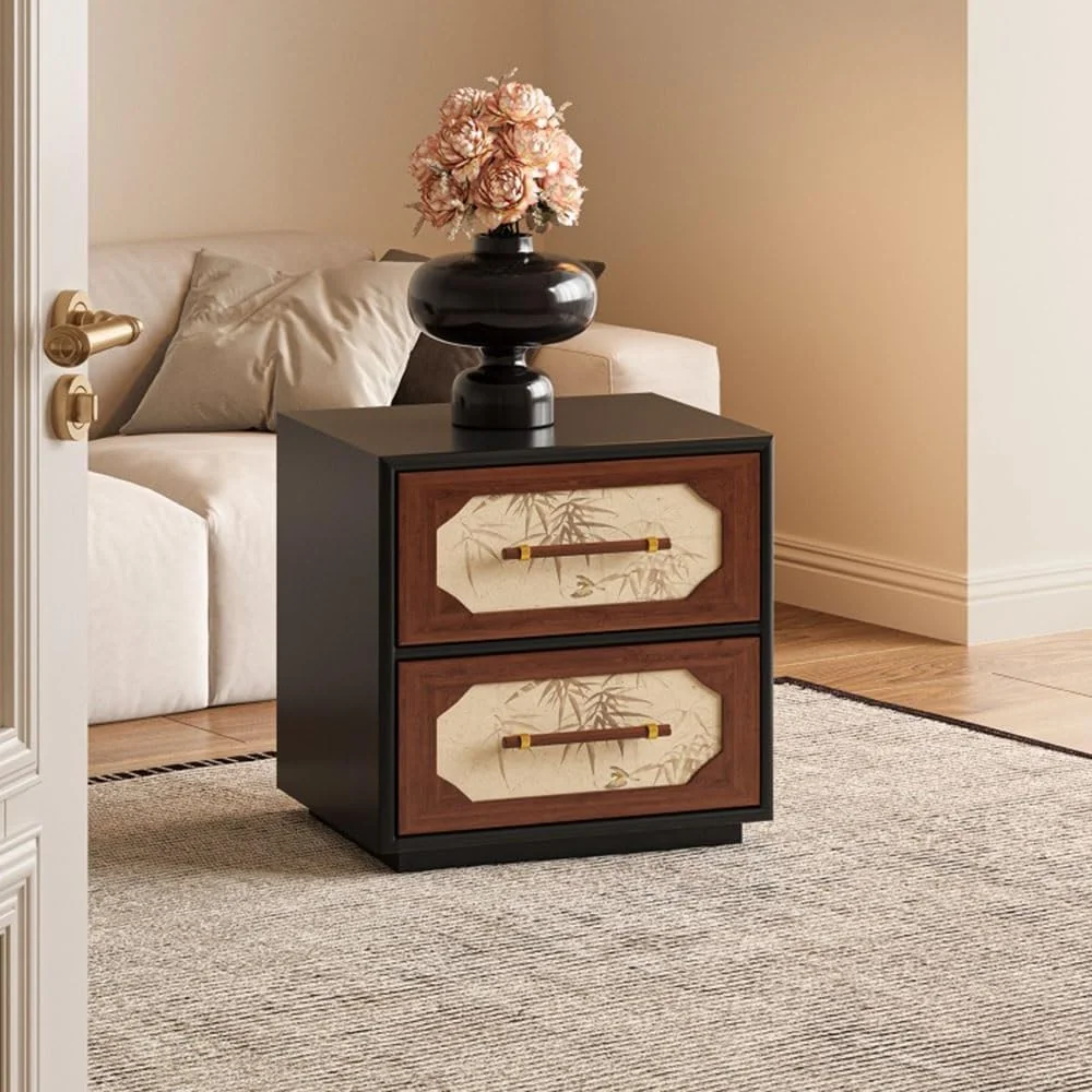 میز کنار تختی چوبی با طراحی قدیمی و دارای دو کشو با نقوش گلدار میز کنار تختی چوبی با طراحی قدیمی و دارای دو کشو با نقوش گلدار