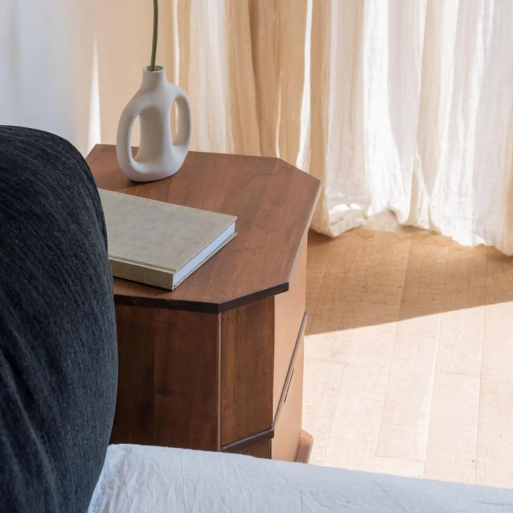 میز عسلی چوبی چند وجهی با طرح قدیمی، کمد کوچک کنار تخت با کشو