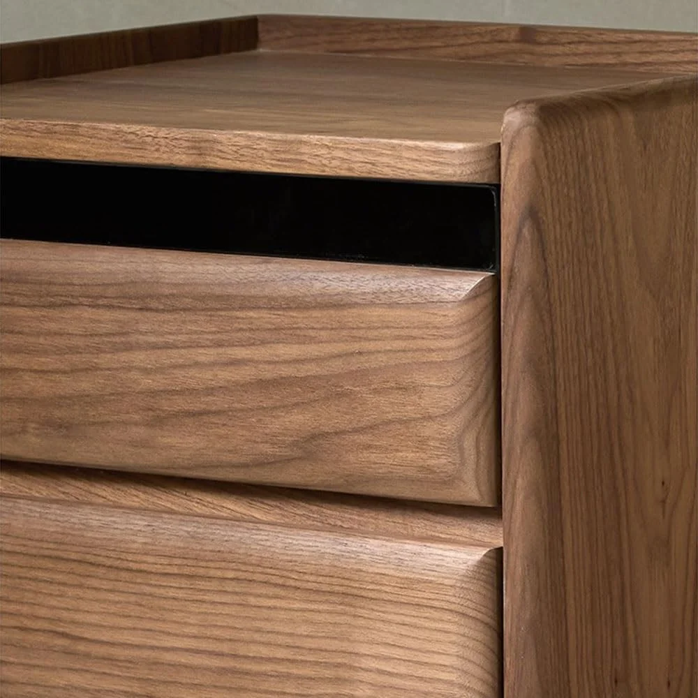 میز عسلی چوبی مدرن و ساده با صفحه شیشه ای و فضای ذخیره سازی کنار تخت با دو کشو