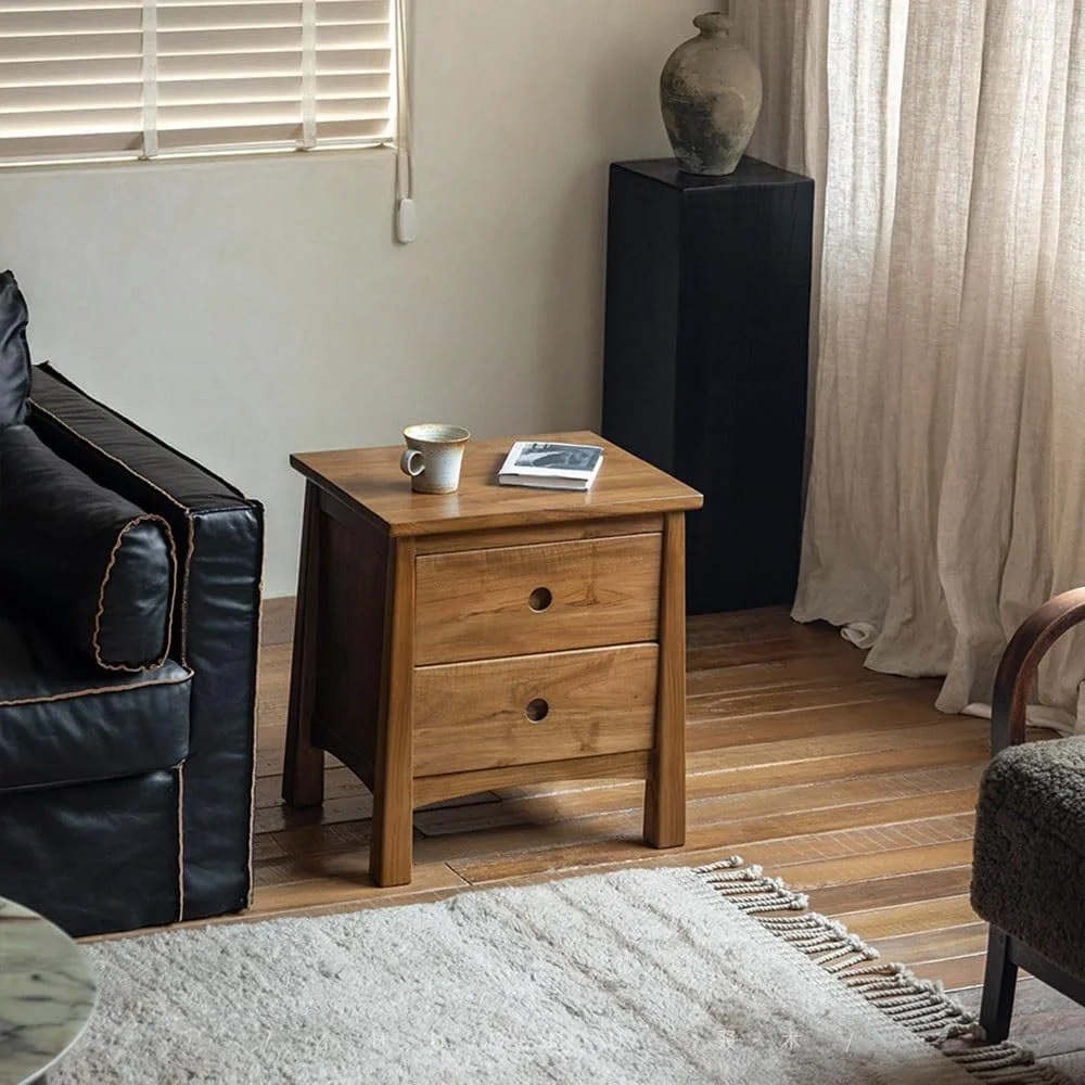 میز کنار تختی چوبی ساده برای اتاق خواب، مناسب استفاده خانگی، دارای کشو و قابل استفاده کنار تخت و مبل اتاق نشیمن میز کنار تختی چوبی ساده برای اتاق خواب، مناسب استفاده خانگی، دارای کشو و قابل استفاده کنار تخت و مبل اتاق نشیمن