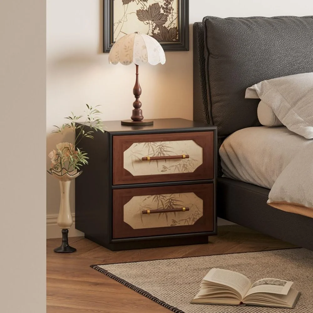 میز کنار تختی چوبی با طراحی قدیمی و دارای دو کشو با نقوش گلدار میز کنار تختی چوبی با طراحی قدیمی و دارای دو کشو با نقوش گلدار