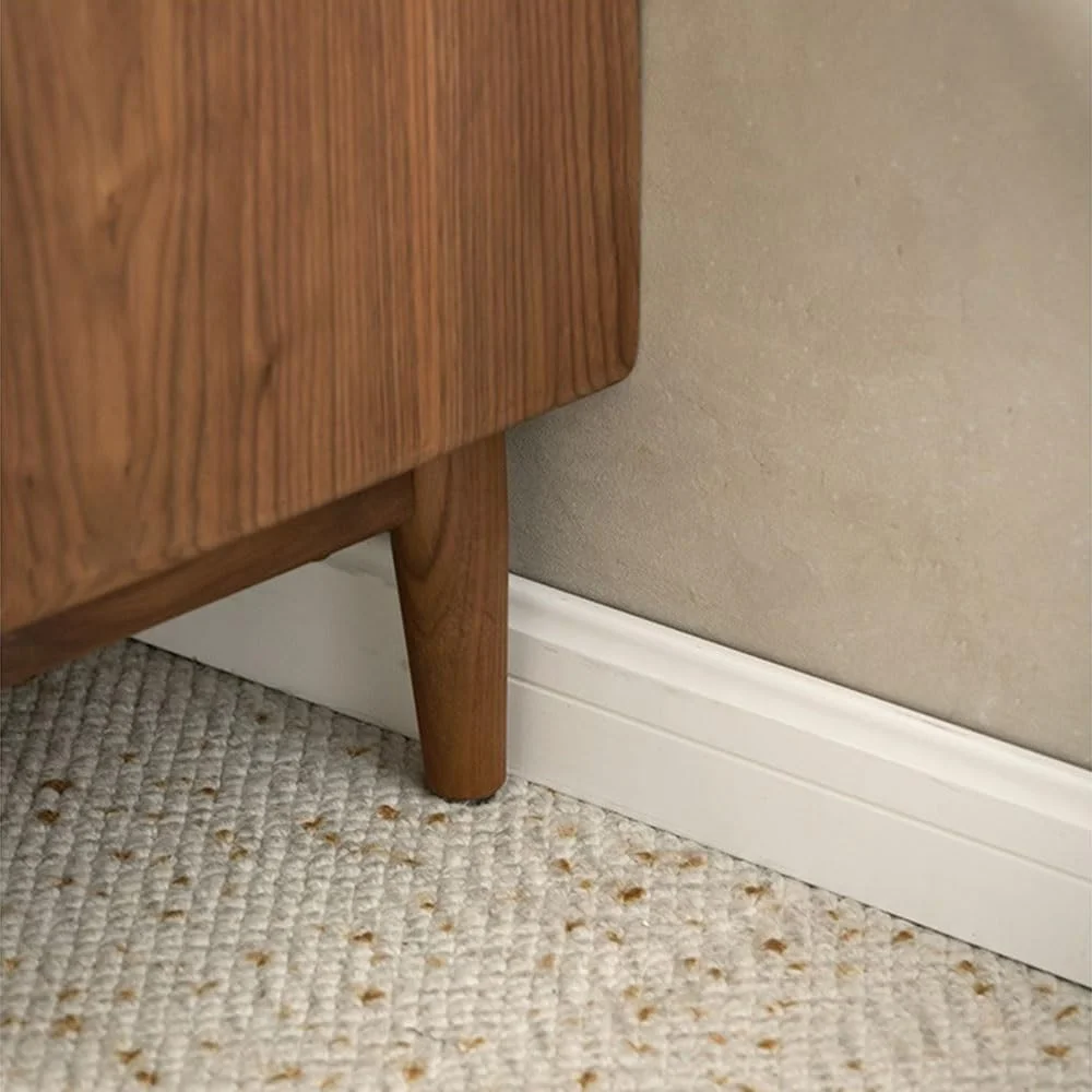 میز عسلی چوبی مدرن و ساده با صفحه شیشه ای و فضای ذخیره سازی کنار تخت با دو کشو