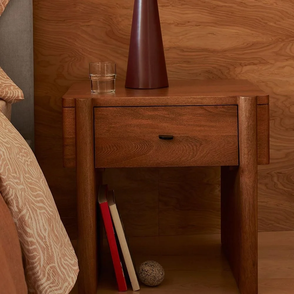 میز عسلی ساده با طراحی قدیمی، دارای کمد کوتاه و میز کنار تختی مناسب اتاق نشیمن و اتاق خواب، میز کنار تخت با کشو میز عسلی ساده با طراحی قدیمی، دارای کمد کوتاه و میز کنار تختی مناسب اتاق نشیمن و اتاق خواب، میز کنار تخت با کشو