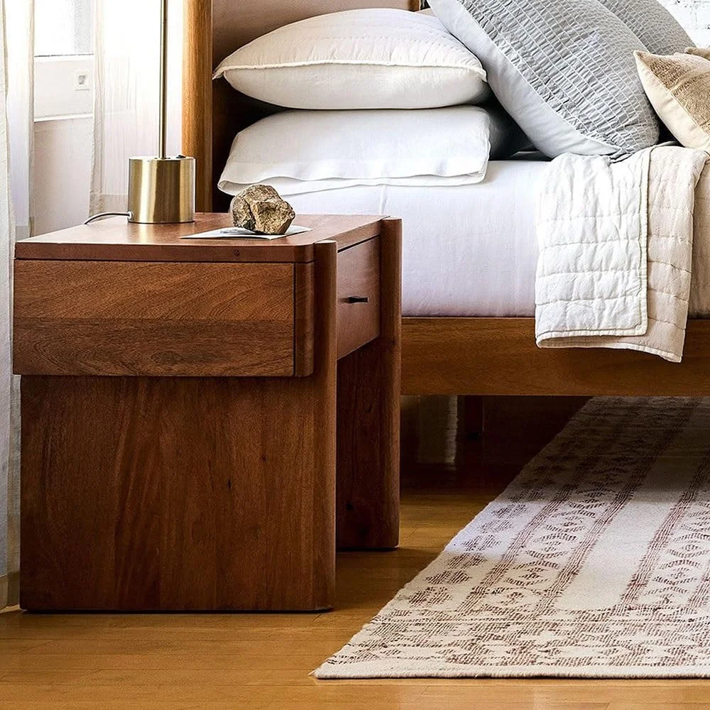 میز عسلی ساده با طراحی قدیمی، دارای کمد کوتاه و میز کنار تختی مناسب اتاق نشیمن و اتاق خواب، میز کنار تخت با کشو میز عسلی ساده با طراحی قدیمی، دارای کمد کوتاه و میز کنار تختی مناسب اتاق نشیمن و اتاق خواب، میز کنار تخت با کشو