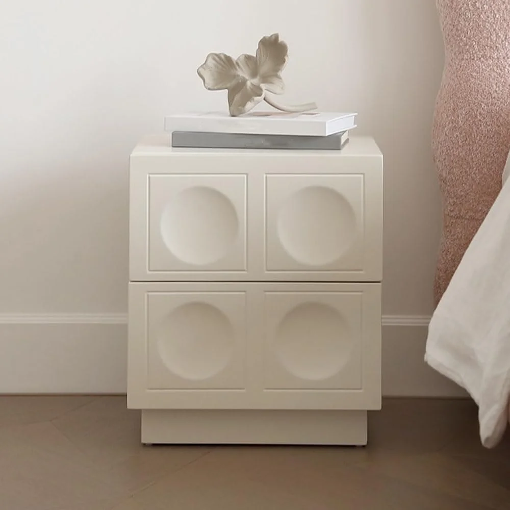 کابینت کنار تختی سفید ساده با طراحی مقعر و گرد به همراه کشو