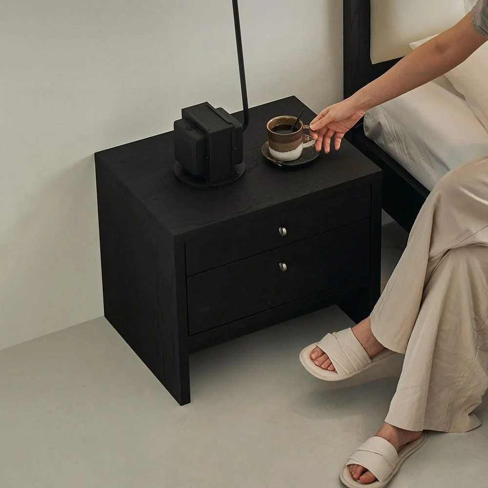 میز کنار تختی ساده مشکی به سبک Wabi Sabi برای اتاق خواب با کشو و کمد برای کنار مبل