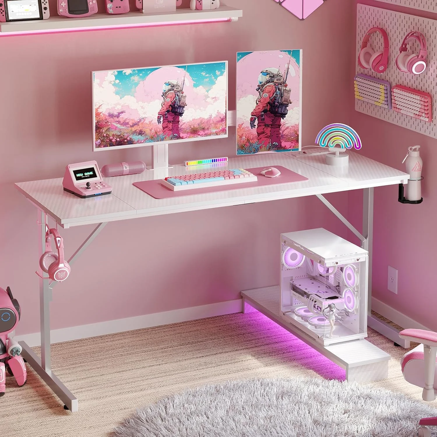 میز گیمینگ بستیر ۱۳۱.۶ سانتی متری با پریز برق و نور ال ای دی، میز کامپیوتر با پایه مانیتور، ایستگاه کاری گیمر با جا لیوانی و قلاب هدفون برای اتاق خواب اداری خانگی