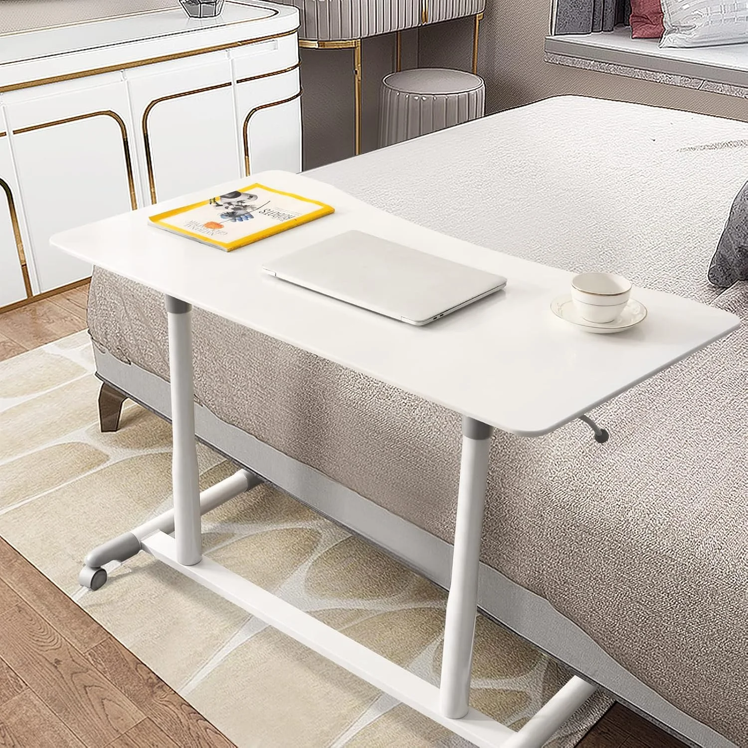 میز ایستاده قابل تنظیم ارتفاع COSTWAY، میز کامپیوتر پنوماتیک جمع و جور با چرخ های قفل شونده، میز لپ تاپ ارگونومیک چرخ دار با فریم فولادی برای دفتر کار خانگی (سفید) میز ایستاده قابل تنظیم ارتفاع COSTWAY، میز کامپیوتر پنوماتیک جمع و جور با چرخ های قفل شونده، میز لپ تاپ ارگونومیک چرخ دار با فریم فولادی برای دفتر کار خانگی (سفید)