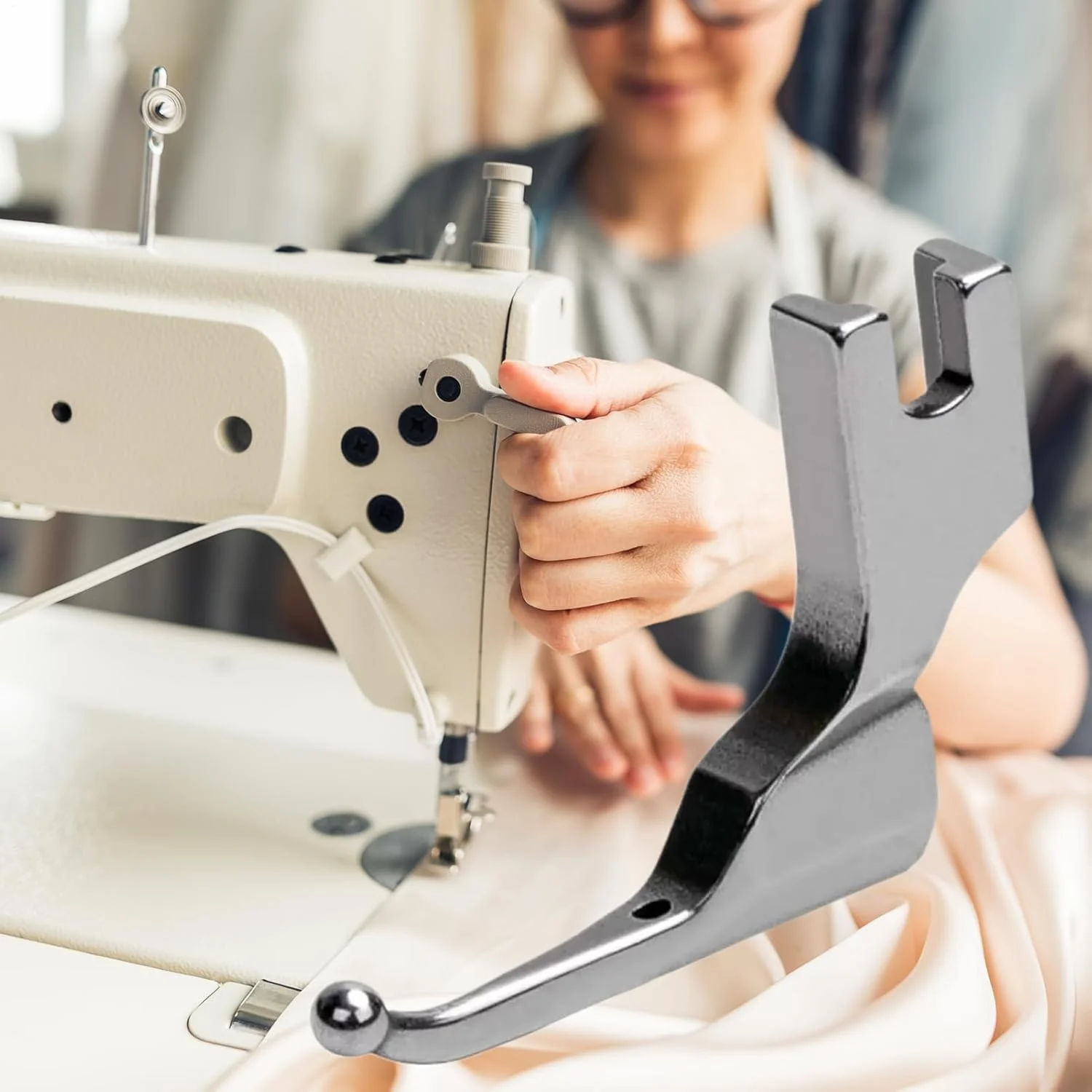 پایه های چرخ خیاطی، پایه مهره دوزی - طراحی بدون ضربه مهره، اتصال چرخ خیاطی با فناوری ضد فر برای پارچه های پولک دار، پارچه های فشن و لباس های شب توری