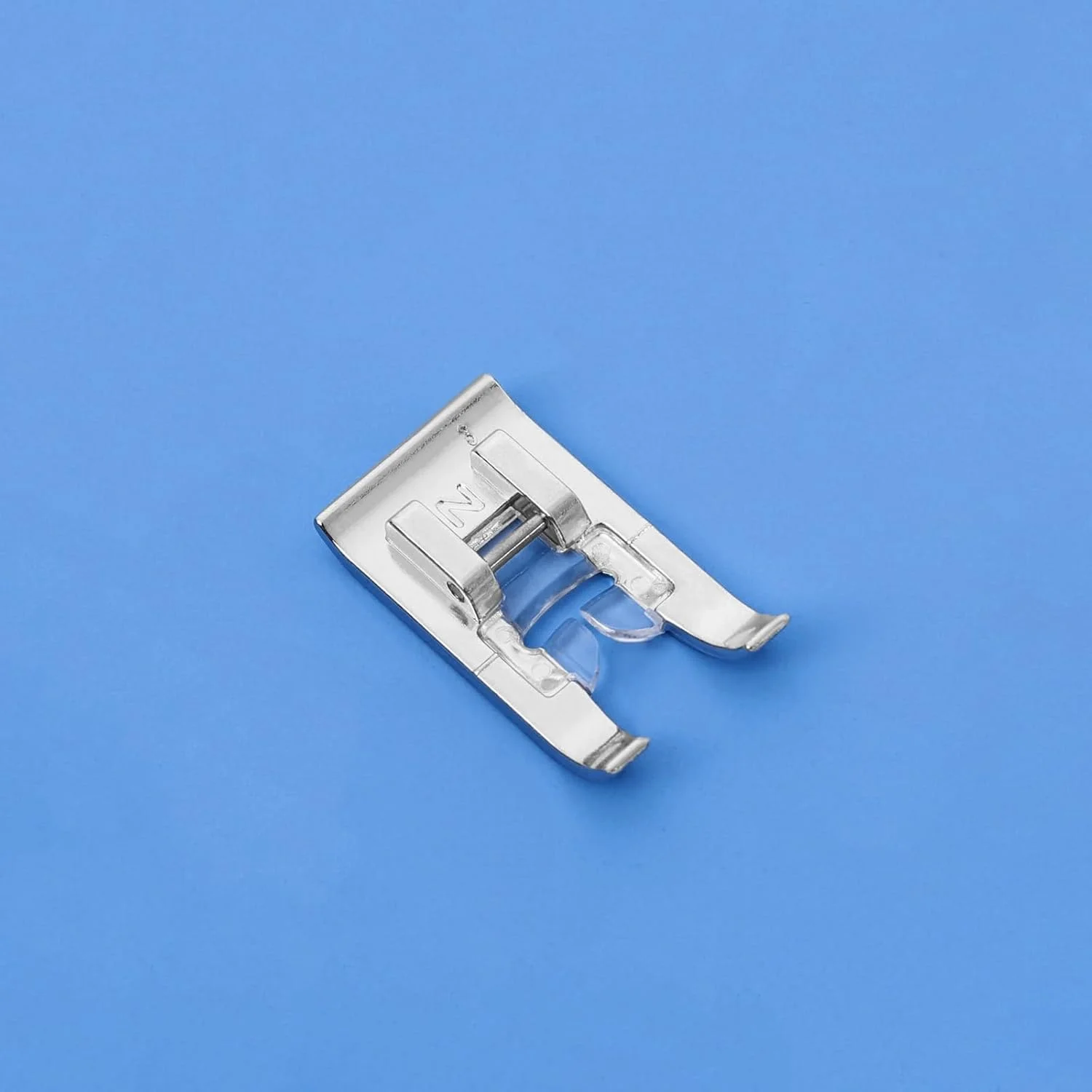 پایه گلدوزی (N) ونیس، پایه ساتن دوزی مناسب برای تمامی چرخ خیاطی های پایه کوتاه ضامن دار سینگر، برادر، بیبی لاک، یورو پرو، ژانومه، کنmoreور، وایت، جوکی و سایر چرخ خیاطی ها، شماره قطعه X53840301