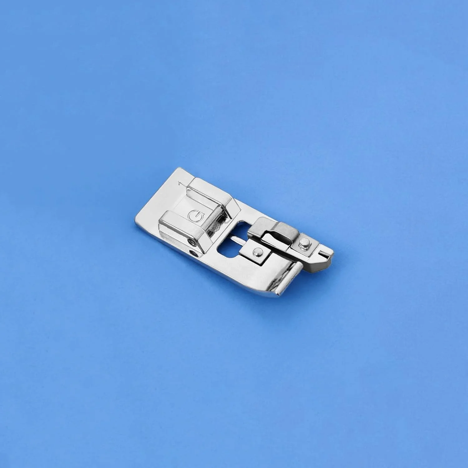 پایه لب تو (G) ونیس برای تمامی چرخ خیاطی های پایه کوتاه ضامن دار سینگر، برادر، بیبی لاک، یورو-پرو، ژانومه، کنmore، وایت، جوکی، نیو هوم، هاسکوارنا وایکینگ، سیمپلیسیتی و غیره