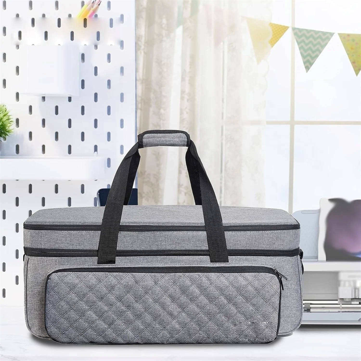 کیف حمل دو لایه فروشگاه سفید با جیب های پد دار برش خورده، سازگار با طیف گسترده ای از مدل های چرخ خیاطی. سازمان دهنده دو لایه، سازگار با طیف گسترده ای از سازمان دهنده های لوازم جانبی